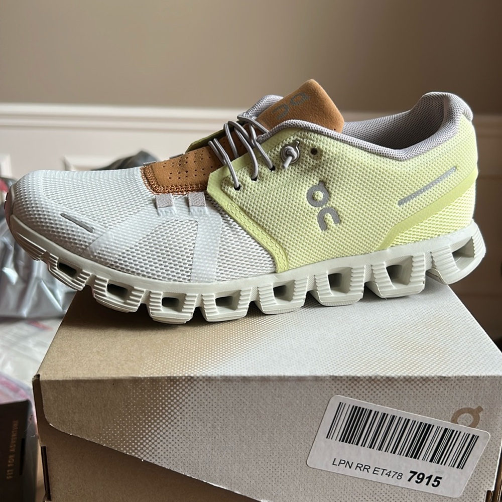 On Cloud Cloud 5  new in box